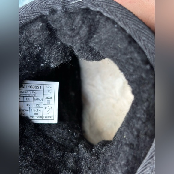 Ugg | kids | class mini boot | plush lining  | black | branded | suede | 5 - Picture 3 of 11